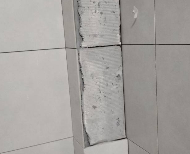 平坝瓷砖空鼓维修公司分享下瓷砖施工前基层浇水润湿程度不足，可能导致以下问题